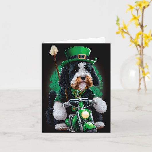 Bernedoodle-hond rijdt op fiets St. Patrick's Day Kaart (Gele Bloem)