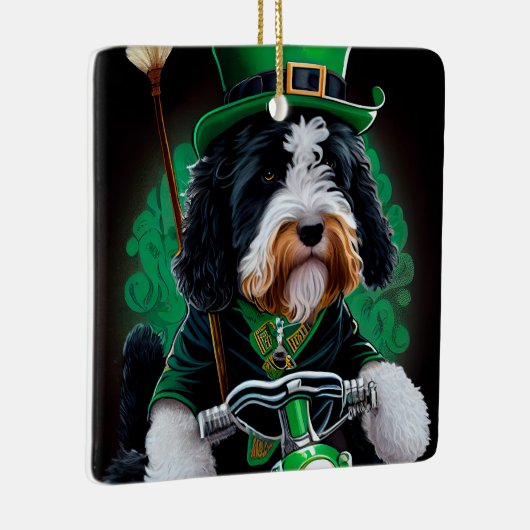 Bernedoodle-hond rijdt op fiets St. Patrick's Day Keramisch Ornament (Rechts)