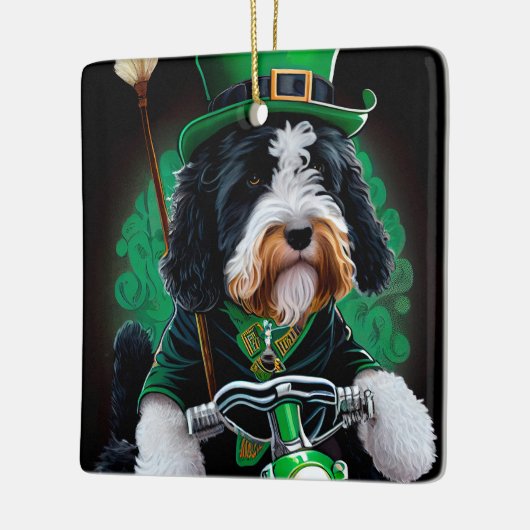Bernedoodle-hond rijdt op fiets St. Patrick's Day Keramisch Ornament (Links)