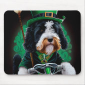 Bernedoodle-hond rijdt op fiets St. Patrick's Day Muismat (Voorkant)