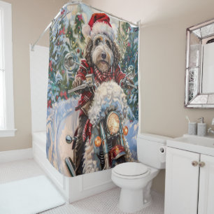Bernedoodle-hond rijdt op motorfiets met Kerstmis Douchegordijn