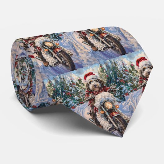 Bernedoodle-hond rijdt op motorfiets met Kerstmis Stropdas (Opgerold)