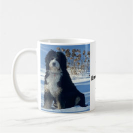 Bernedoodle hond sneeuw berg blauwe lucht foto naa koffiemok
