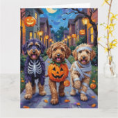 Bernedoodle Honden Trick-or-Treating in Halloween  Kaart (Gele Bloem)