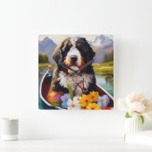 Bernedoodle in een peddelboot: een landschappelijk vierkante klok (Huis)