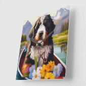 Bernedoodle in een peddelboot: een landschappelijk vierkante klok (Hoek)