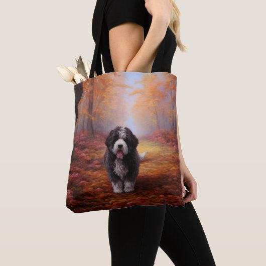Bernedoodle in Herfstbladeren Herfst Inspire Tote Bag (Dichtbij)