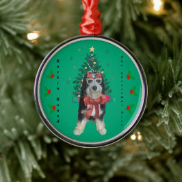 Bernedoodle in kerstoutfit danst rond de kerstboom metalen ornament