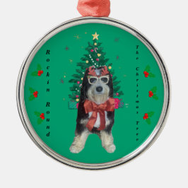 Bernedoodle in kerstoutfit danst rond de kerstboom metalen ornament