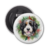 Bernedoodle Kerstkrans Feestelijke Pup Button Flesopener (Voorkant)