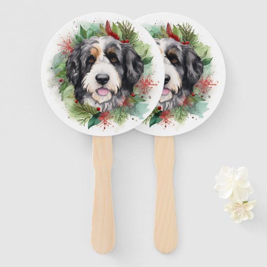 Bernedoodle Kerstkrans Feestelijke Pup Handwaaier (Voorkant en achterkant)