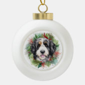 Bernedoodle Kerstkrans Feestelijke Pup Keramische Bal Ornament (Voorkant)