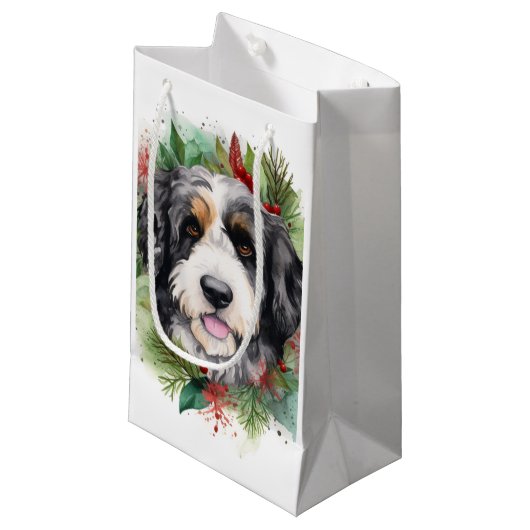 Bernedoodle Kerstkrans Feestelijke Pup Klein Cadeauzakje (Voorkant Gekanteld)