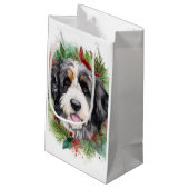 Bernedoodle Kerstkrans Feestelijke Pup Klein Cadeauzakje (Achterkant Gekanteld)