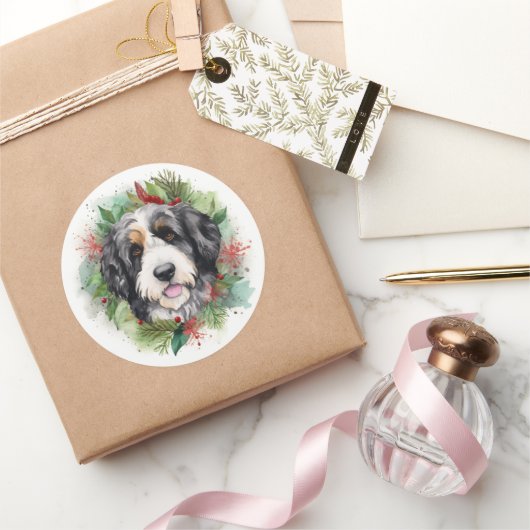 Bernedoodle Kerstkrans Feestelijke Pup Ronde Sticker (Geschenken)