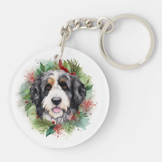 Bernedoodle Kerstkrans Feestelijke Pup Sleutelhanger (Achterkant)