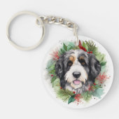 Bernedoodle Kerstkrans Feestelijke Pup Sleutelhanger (Voorkant)