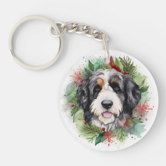 Bernedoodle Kerstkrans Feestelijke Pup Sleutelhanger (Voorkant)