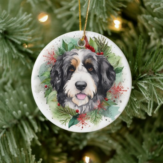 Bernedoodle Kerstkrans Festieve Pup Keramisch Ornament (Boom)