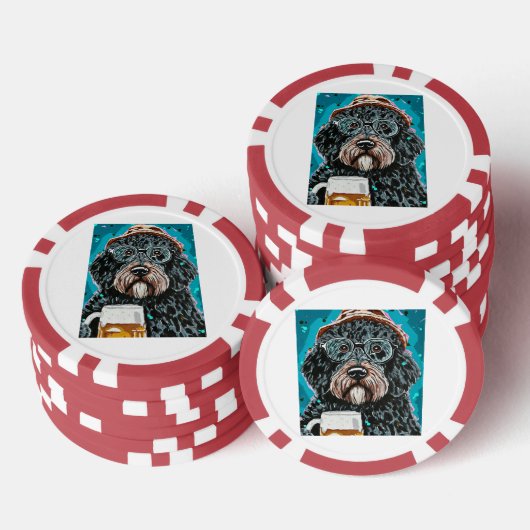 Bernedoodle met een mok poker chips (Opstapeling)