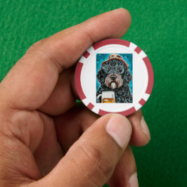Bernedoodle met een mok poker chips