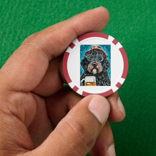 Bernedoodle met een mok poker chips (Hand)