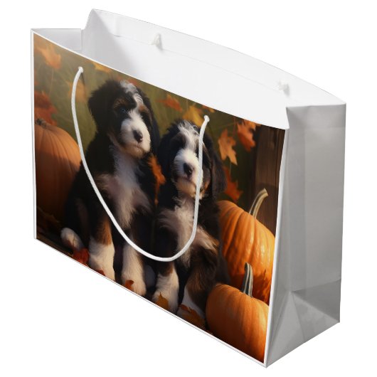 Bernedoodle Puppy Herfst Verrukking Pompoen Groot Cadeauzakje (Achterkant Gekanteld)