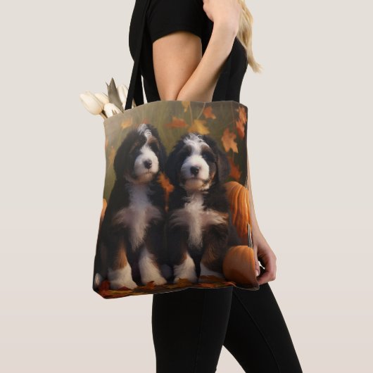 Bernedoodle Puppy Herfst Verrukking Pompoen Tote Bag (Dichtbij)