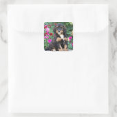 Bernedoodle puppy in petunia's vierkante sticker (Tas)