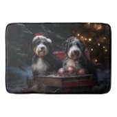 Bernedoodle Snowy Sleigh Kerstdecoratie Badmat (Voorkant)