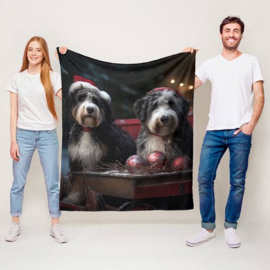 Bernedoodle Snowy Sleigh Kerstdecoratie Fleece Deken (In situ)