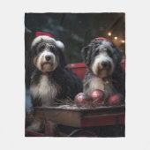 Bernedoodle Snowy Sleigh Kerstdecoratie Fleece Deken (Voorkant)