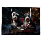Bernedoodle Snowy Sleigh Kerstdecoratie Groot Cadeauzakje (Achterkant)