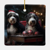 Bernedoodle Snowy Sleigh Kerstdecoratie Keramisch Ornament (Achterkant)