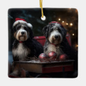 Bernedoodle Snowy Sleigh Kerstdecoratie Keramisch Ornament (Voorkant)