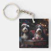 Bernedoodle Snowy Sleigh Kerstdecoratie Sleutelhanger (Voorkant)