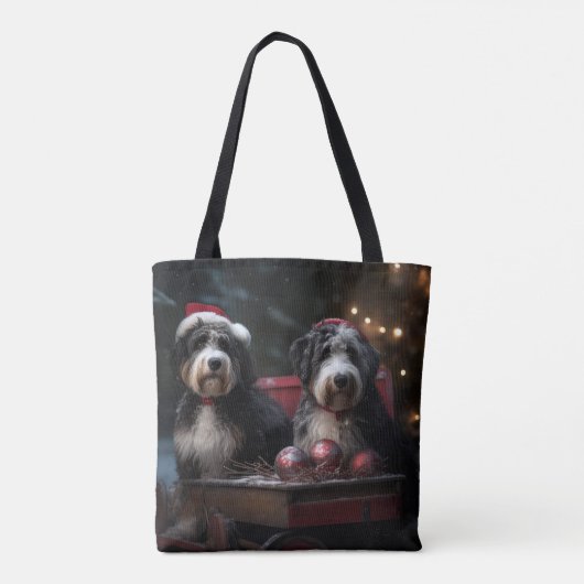 Bernedoodle Snowy Sleigh Kerstdecoratie Tote Bag (Achterkant)