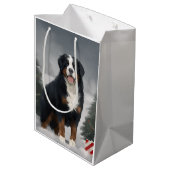 Berner Berghond in Sneeuw Kerstmis Medium Cadeauzakje (Achterkant Gekanteld)