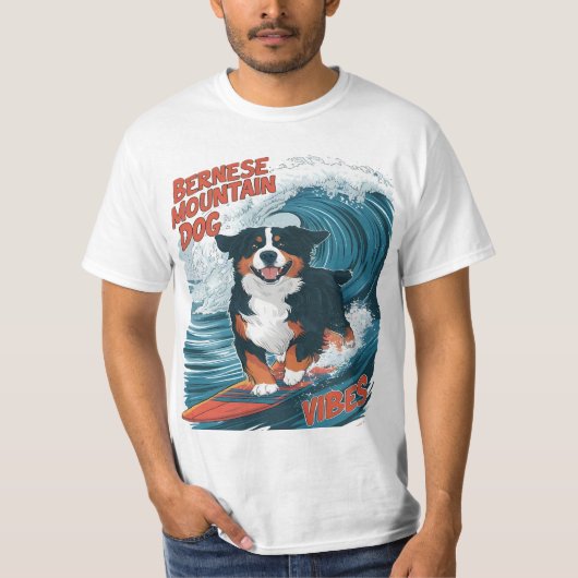 Berner Mountain Dog Catching Waves Surfen T-shirt (Voorkant)