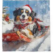 Berner Sennenhond in Sledge Kerstmis Douchegordijn (Voorkant)