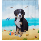 Berner Sennenhond op het strand Douchegordijn (Voorkant)