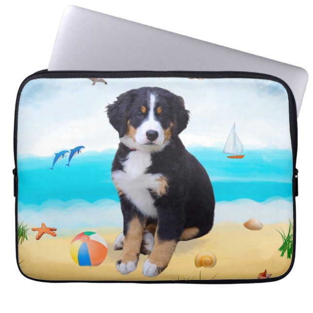 Berner Sennenhond op het strand Laptop Sleeve (Voorkant)