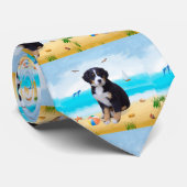 Berner Sennenhond op het strand Stropdas (Opgerold)