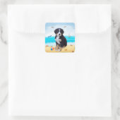 Berner Sennenhond op het strand Vierkante Sticker (Tas)