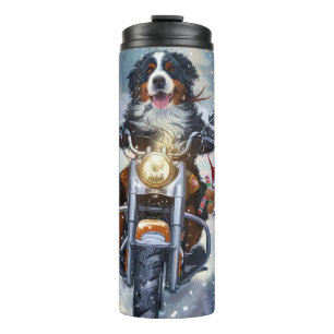 Berner Sennenhond rijdt op motorfiets met Kerstmis Thermosbeker