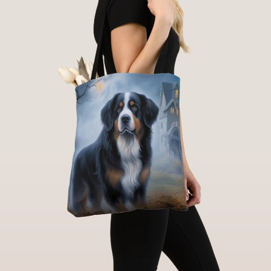 Bernese berg Halloween eng Tote Bag (Dichtbij)