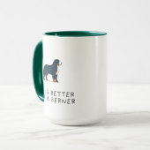 Bernese Berghond beter met een Berner Mok (Voorkant links)