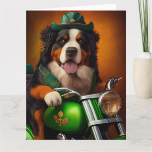 Bernese Berghond rijdt fiets op St. Patrick's Day Kaart