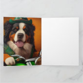 Bernese Berghond rijdt op een fiets op St. Patrick Kaart (Binnen)