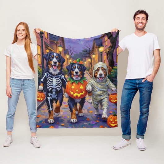 Bernese Berghond Trick-or-Treating op Halloween Fleece Deken (In situ)